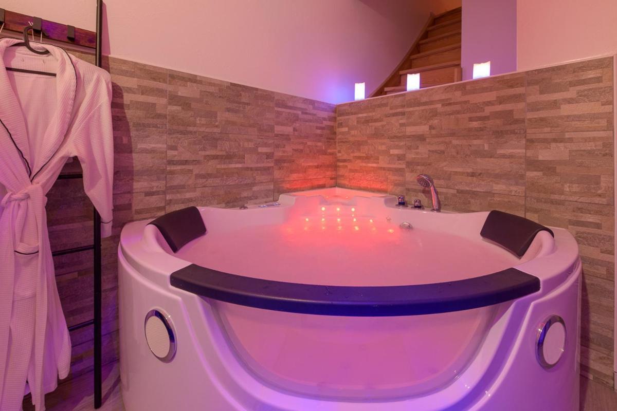 Love Room - Suite Romantique Avec Spa Privatif Le Puy-en-Velay Exterior foto